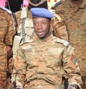 #Burkina Faso: les Capitaines Sidsoré Kader Ouédraogo et Didas Charles Ouédraogo, tous pilotes de l'Armée de l'Air et proches du LCL #Damiba ont été libérés et devraient reprendre service selon le journal l'#Evénement.