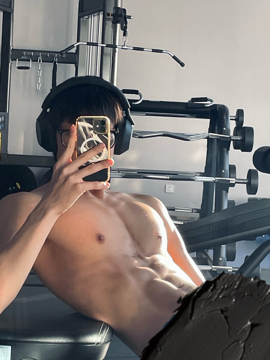 187heilu's tweet photo. 私人健身房训练？#健身房 #肌肉腹肌 #健身 #裸 #私人 #健身房 https://t.co/MVX0TCL31I