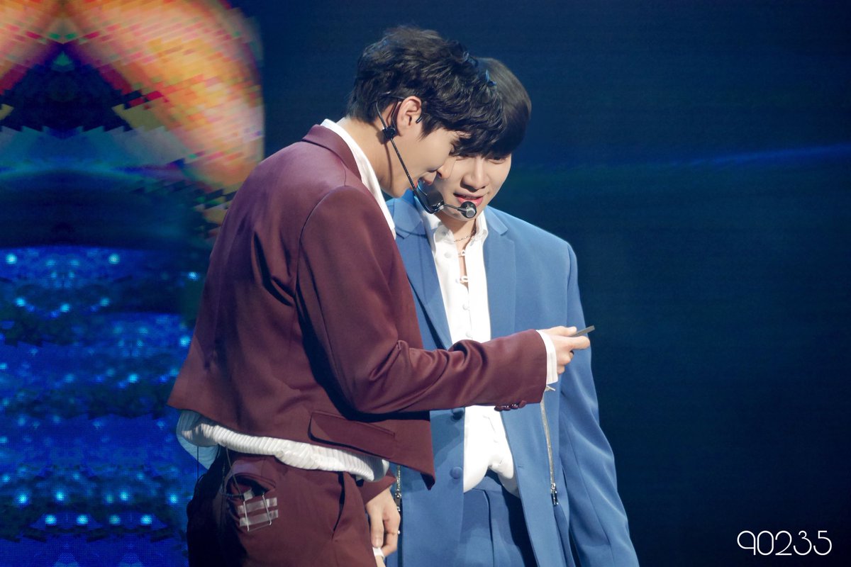 90235_xx's tweet photo. 230107 빅스 잉콘-미끄럼방지패드 날라간 혁이
택: ?이게...
혁: 헤헷
택: ????
#빅스 @JUNGTW_LEO @jaehwany0406 @HSangHyuk #vixx #leo #ken #hyuk #ingconcert https://t.co/JWGjhscGVT
