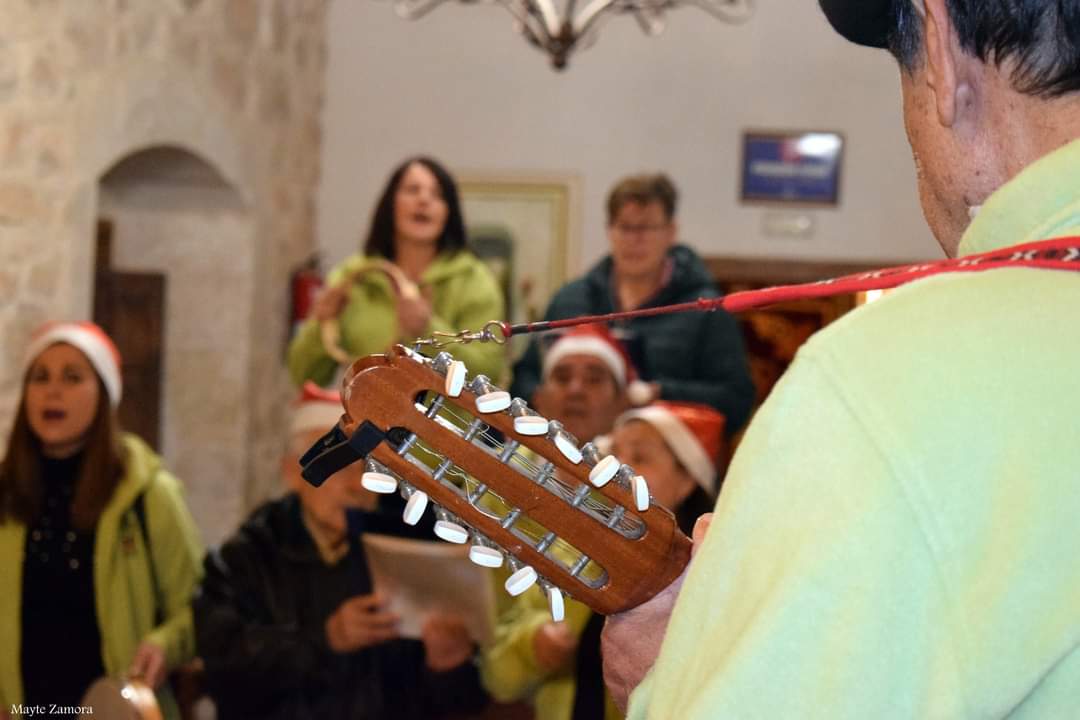 CyDMagaceda's tweet photo. Y así hemos arrancado el 2023... ¡Montando el Belén! 🤣. 
Parte del grupo visitó varios belenes de nuestra localidad para cantarles unos villancicos ✨.

#CyDVirgenMagaceda #FolkloreManchego #RutaBelenes https://t.co/SZzgHSZ0dZ