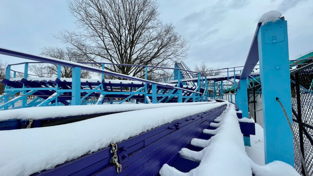 This morning I woke up to the lightest dusting of snow which quickly disappeared in the sun. It made me want some real snow because I love seeing DW in a fresh white blanket, like this pic of Kingdom Coaster from Feb. 2021! 
#DutchWonderland #rollercoaster #snow
