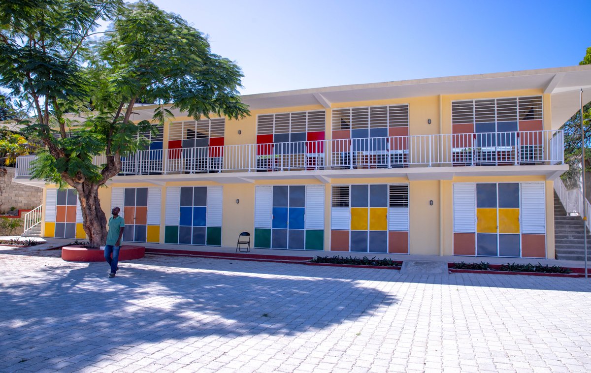 FNEHaiti's tweet photo. Les travaux financés à hauteur de 125,657,630.36 G, ont été finalisés fin décembre 2022. Ces deux pavillons [...] vont permettre à l’établissement scolaire de Frères d’accueillir les élèves du nouveau secondaire dans de meilleures conditions pour année 2022-2023.
—@JRonaldJOSEPH https://t.co/5U68y93WRN