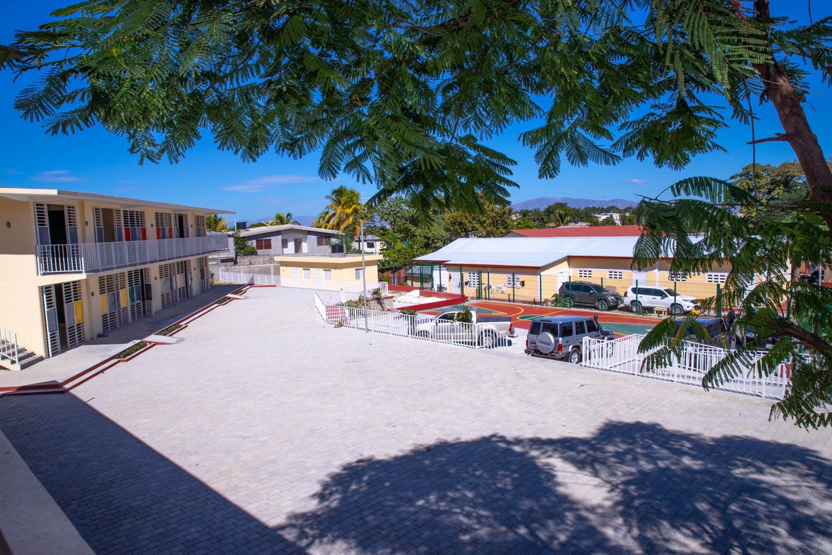 FNEHaiti's tweet photo. Les travaux financés à hauteur de 125,657,630.36 G, ont été finalisés fin décembre 2022. Ces deux pavillons [...] vont permettre à l’établissement scolaire de Frères d’accueillir les élèves du nouveau secondaire dans de meilleures conditions pour année 2022-2023.
—@JRonaldJOSEPH https://t.co/5U68y93WRN