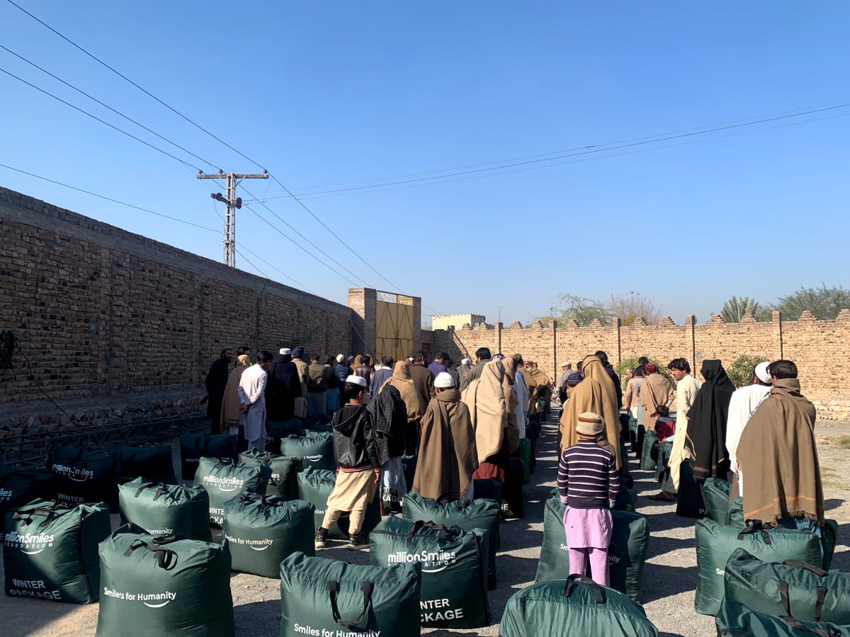 Abdulla63163462's tweet photo. Million of smiles distributes the winter clothes, blanket to the poor families.
#MSF_WinterDrive https://t.co/T0iNZZ4VnS