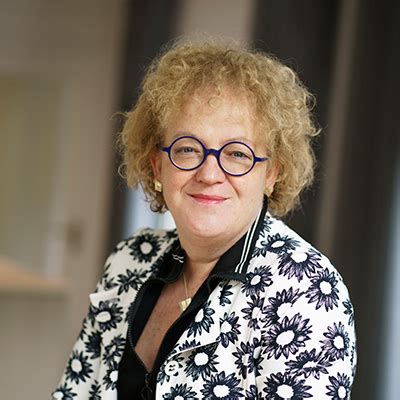 Habundia's tweet image. En als het daar nou bij gebleven was....we hebben ook nog een #MiekeKerkhof die trouwambtenaar is....die kan er ook wat van! #handsigns