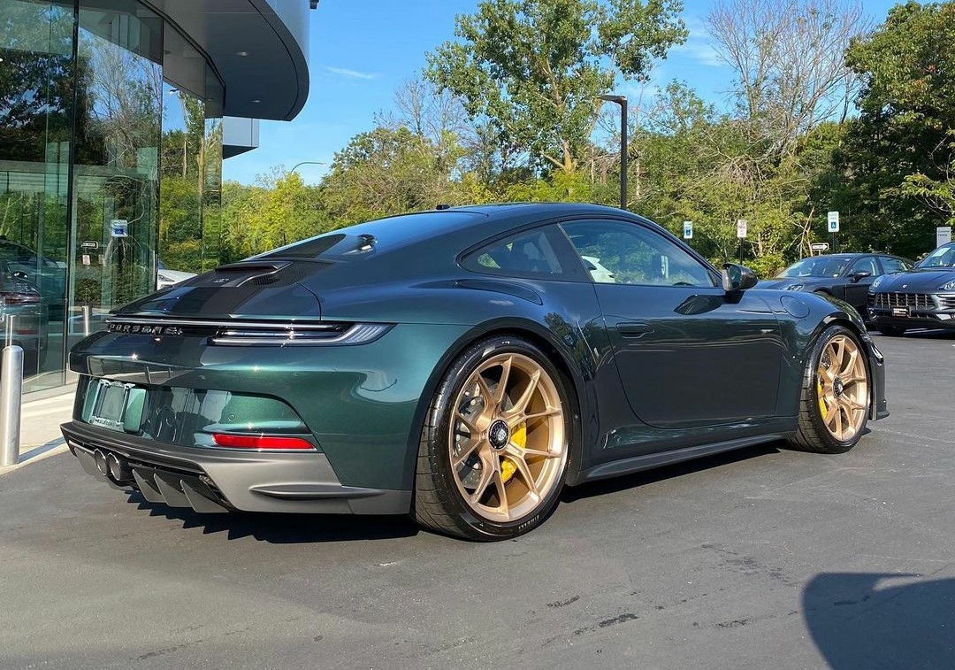 PorscheCIub's tweet photo. Paint-to-Sample Forest Green Metallic 992 GT3 Touring https://t.co/20NYHLOMHu