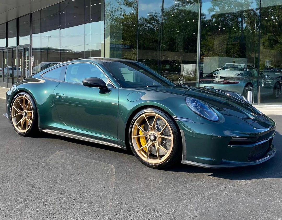 PorscheCIub's tweet photo. Paint-to-Sample Forest Green Metallic 992 GT3 Touring https://t.co/20NYHLOMHu