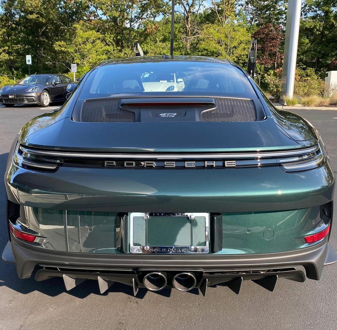 PorscheCIub's tweet photo. Paint-to-Sample Forest Green Metallic 992 GT3 Touring https://t.co/20NYHLOMHu