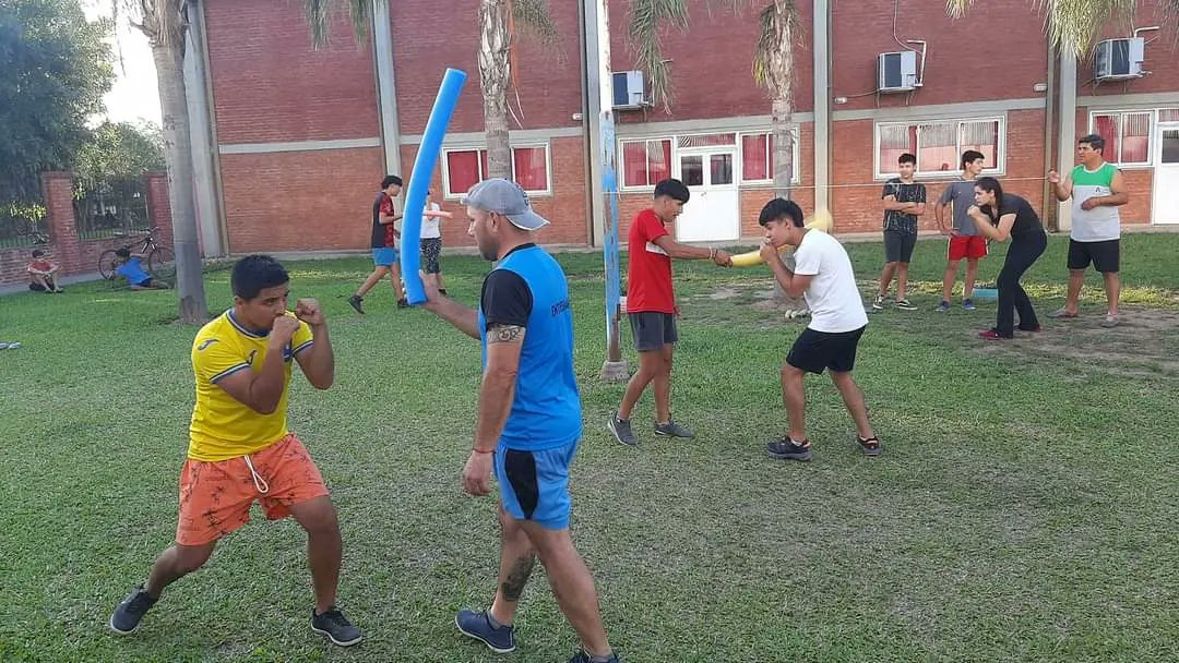 CLASES DE BOXEO | MAKALLÉ 🥊
🗣 En este verano continuamos con las clases de boxeo para nuestros jóvenes y adultos en el polideportivo municipal. Las clases se dictan los días #Lunes, #Miércoles y #Viernes en el horario de 19 a 21 hs.
Las mismas son totalmente gratuitas