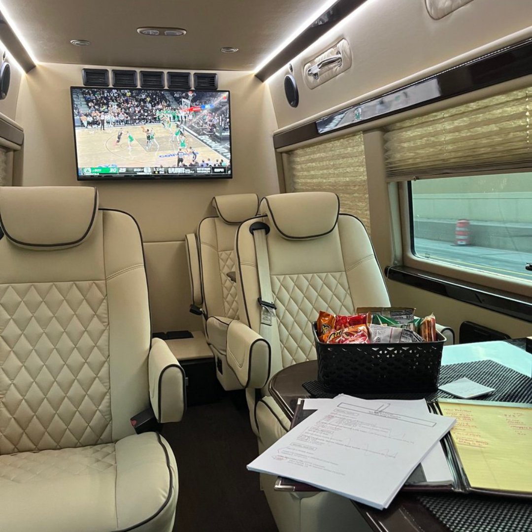 LandJet's tweet photo. It's pretty hard to have a case of the Mondays when your office looks like this.
#officespace #themondays #mobileoffice #landjet #workfromtheroad #businesstravelredefined https://t.co/wMTnh5hdJD