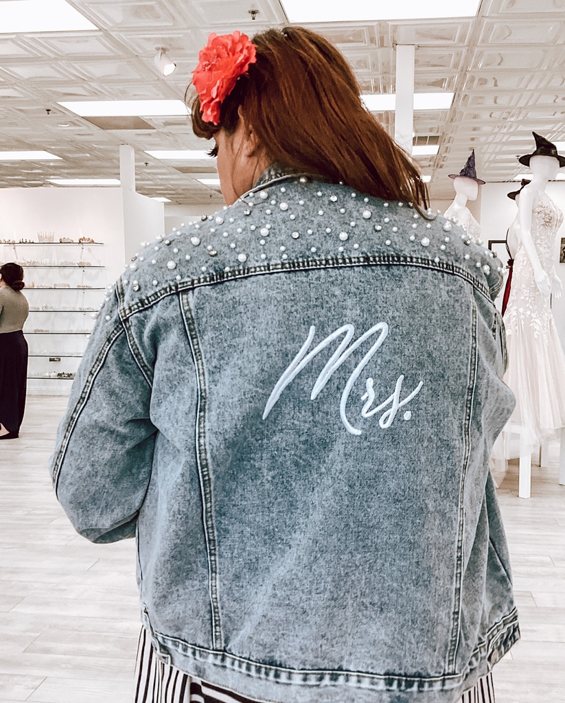 strutbridal's tweet image. Mrs. to Bride, you pick your favorite! 💕 Additional Jacket styles can be customized for FREE. ⁠😍⁠We also offer special gift boxes From sizes XS-6XL! ket #bridaljacket #customizedjacket #bridesmaidsjacket #bride2023 #bridegift #denimjacket