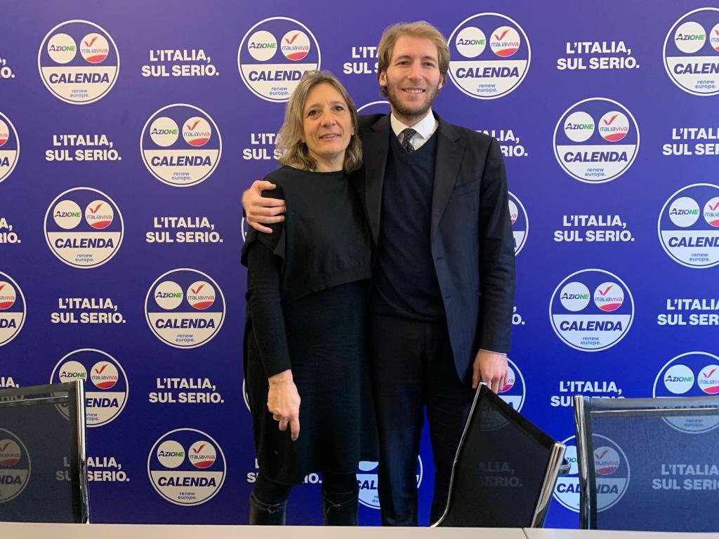RaffaellaVecch2's tweet photo. Felice di aver firmato oggi davanti a @F_Carpano  per la candidatura per #elezioniregionali . Ho creduto sin dal primo giorno nel progetto di @Azione_it; ora pronti a dare il massimo per portare metodo, competenza, rigore e serietà anche in @RegioneLazio https://t.co/DuduFBbDz9