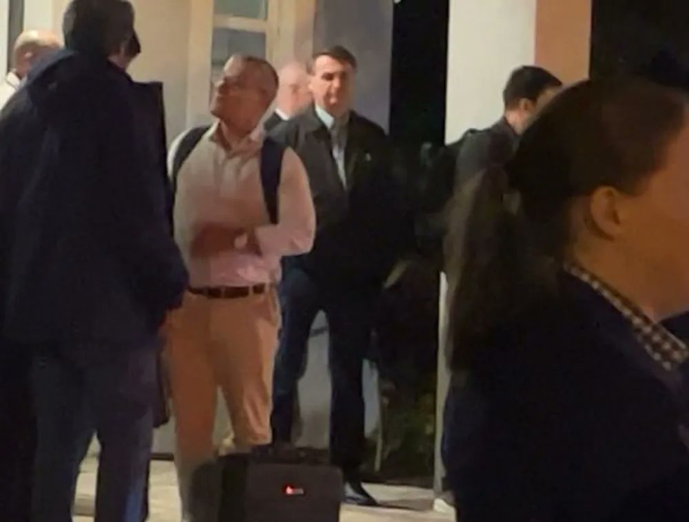 g1's tweet photo. Políticos americanos defendem extradição de Bolsonaro https://t.co/uOS5z0buAG #g1 https://t.co/zZj0CLyHBb