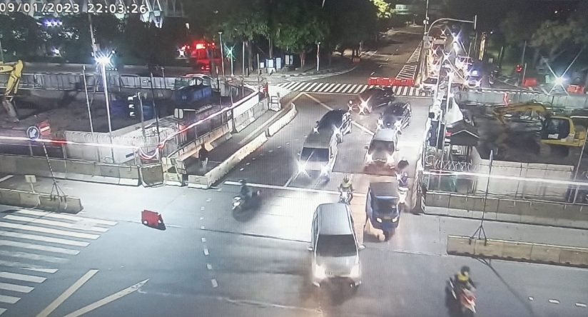 22.03 Situasi arus lalu lintas Traffic Light Kebon Sirih Jakarta Pusat terpantau ramai lancar