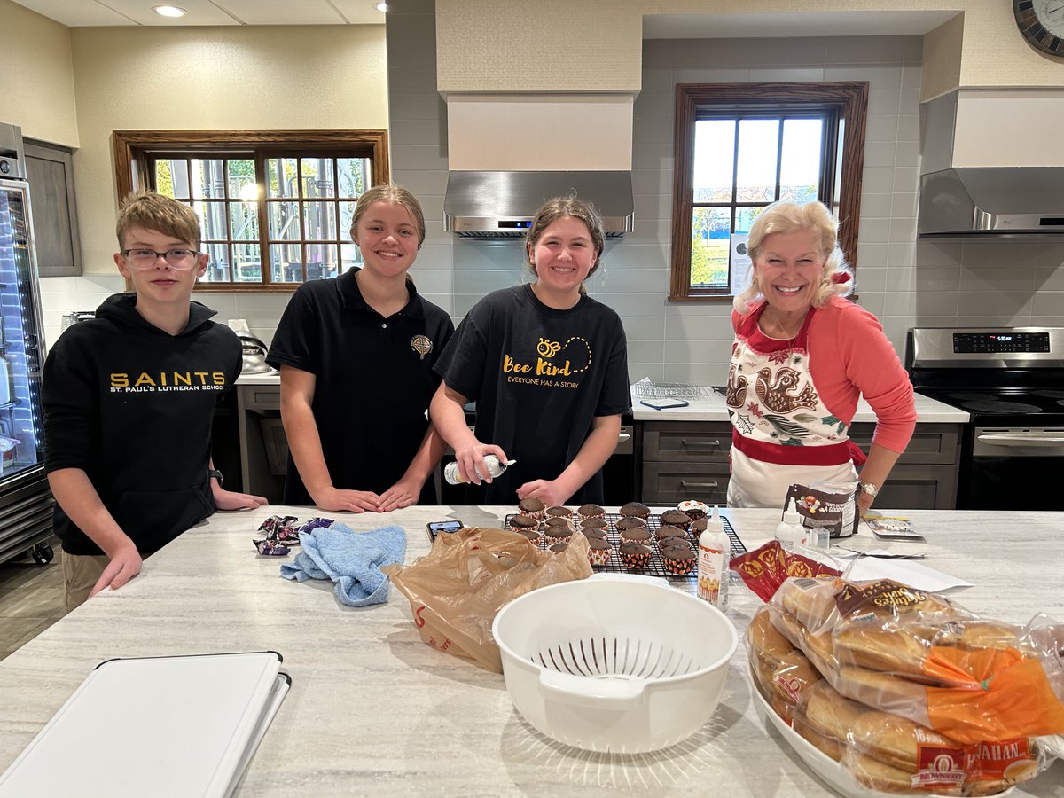 LutheranEd's tweet photo. The Lutheran Junior Honor Association from St. Paul's Des Peres recently served dinner at their local Ronald McDonald House. They partnered with members of their congregation to have a cross-generational event. Way to serve! #LJHA #lea #stpaulsdesperes https://t.co/u5Mjfm3C0q