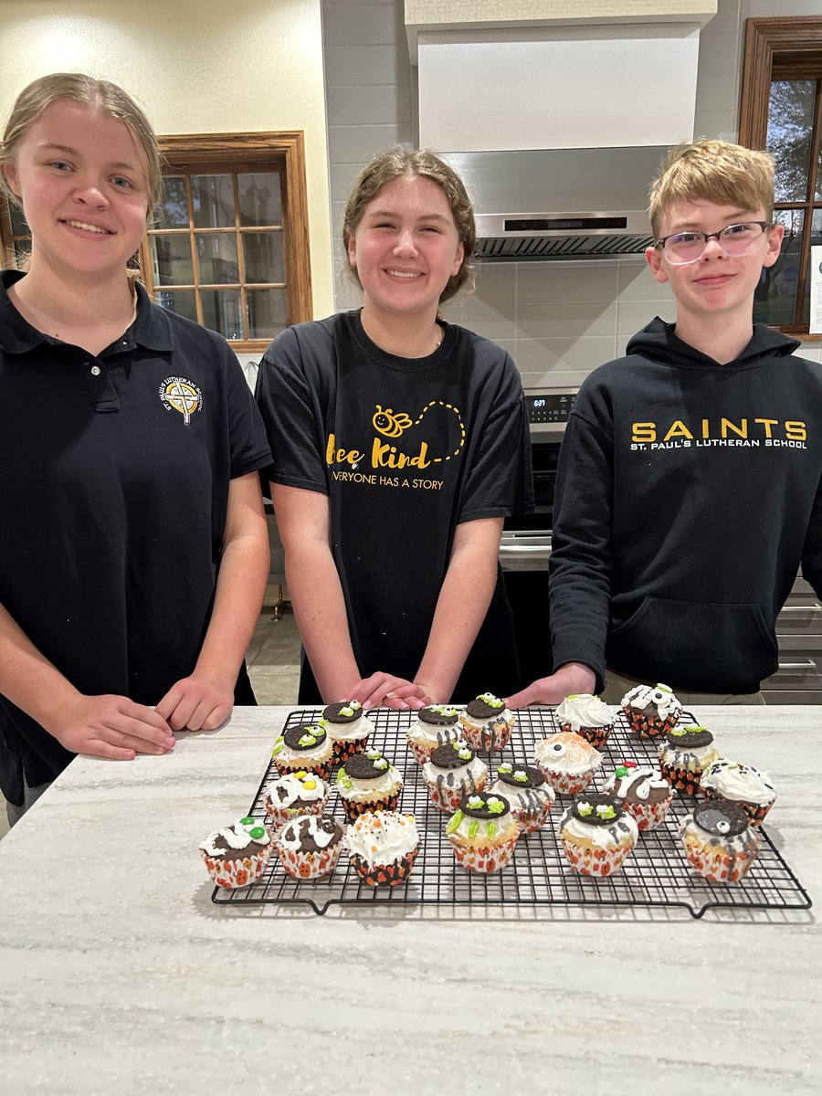LutheranEd's tweet photo. The Lutheran Junior Honor Association from St. Paul's Des Peres recently served dinner at their local Ronald McDonald House. They partnered with members of their congregation to have a cross-generational event. Way to serve! #LJHA #lea #stpaulsdesperes https://t.co/u5Mjfm3C0q