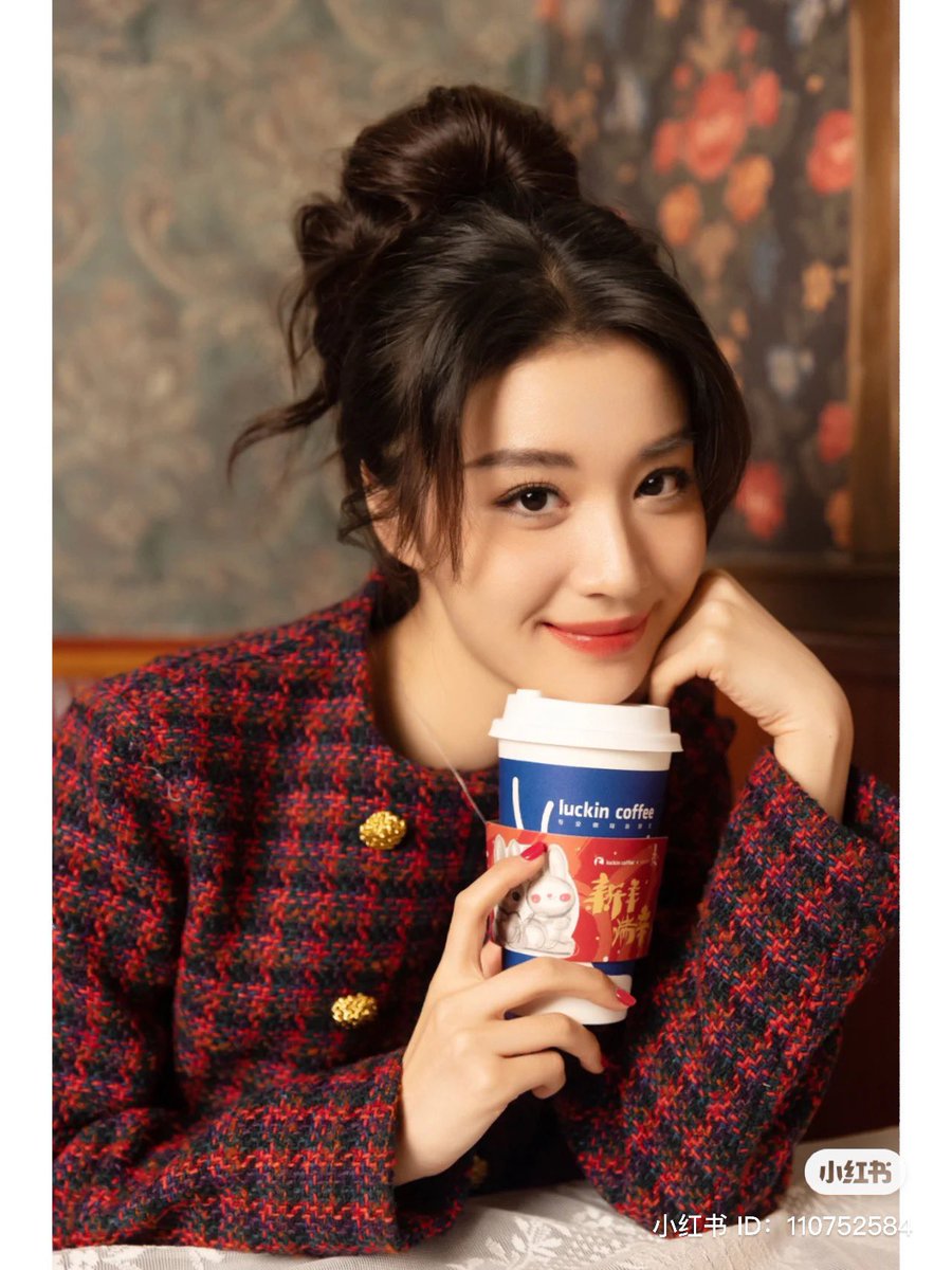 wangchurans's tweet photo. #WangChuran’s RED update 

“Chuan talk ☕️ moments between photoshoot 
First day of work in the new year
☕️ have to be red red red together with clothes”

#王楚然 https://t.co/3oTqJ9965D