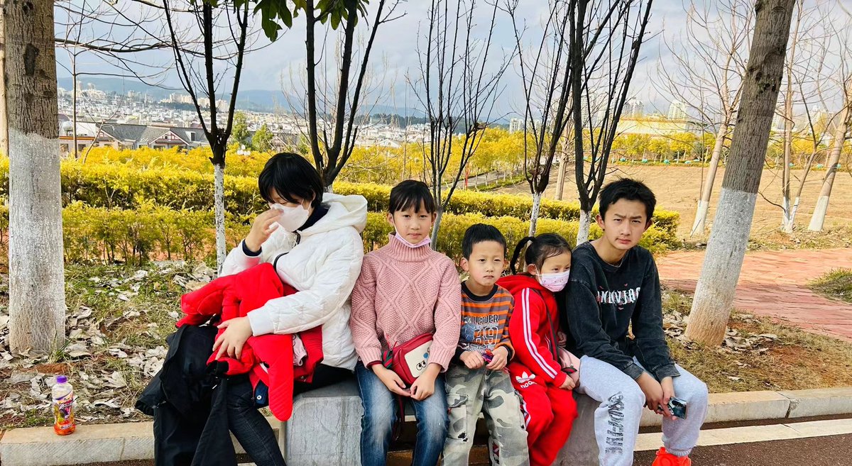 九百多个日日夜夜，分分秒秒。母别子，子别母，白日无光哭声苦。谢谢各位亲友们对孩子的各种关心，温暖，为我们一家呼吁声援，王丽代夫携孩子们付予无限的感恩与祝福！🙏