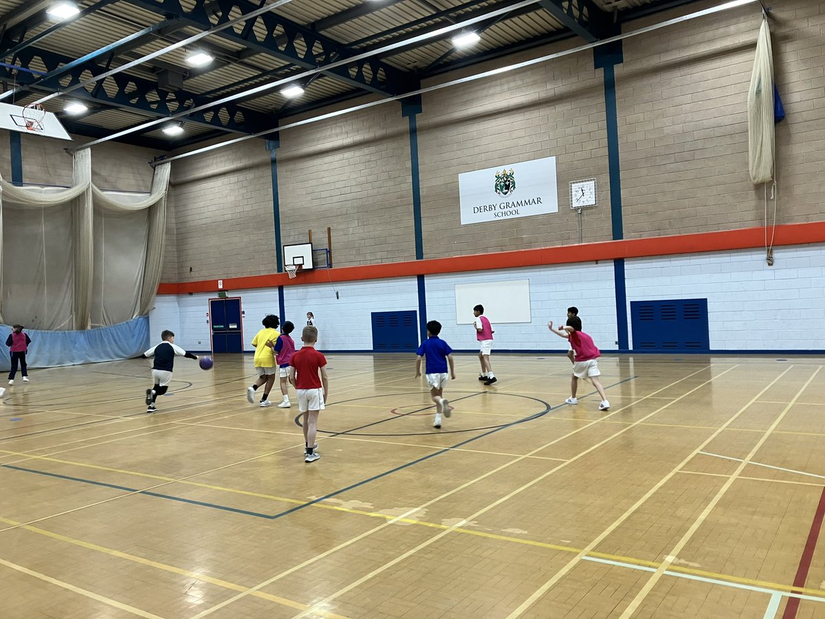 DerbyPE's tweet photo. Year 5 & 6 enjoyed working on their catching, passing and off the ball movement skills during their game based basketball lesson this morning! πππ #DerbyPE #DerbyLearning https://t.co/kOdISj1A6X