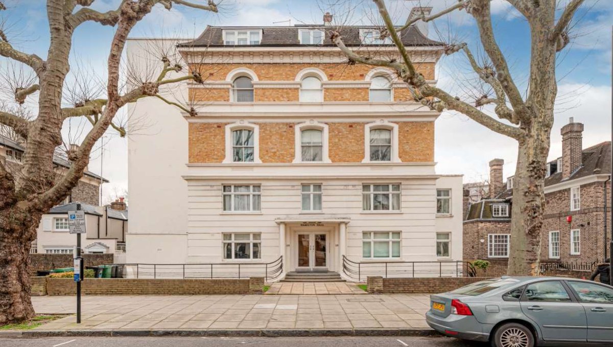 This newly refurbished 2nd floor, 2 bedroom #apartment situated in a popular building on Hamilton Terrace has high ceilings and includes a lift, communal gardens and a garage -  £1.295 mil. To arrange a viewing please call +44 20 7722 3322: #luxury #flat bit.ly/35mjgmY