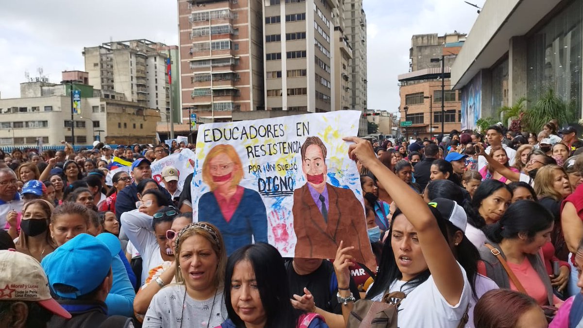 ElPitazoTV's tweet photo. 11:04am #AHORA #Caracas | Educadores claman este #9Ene por un paro nacional en las afueras del Ministerio de Educación para que el Gobierno de Nicolás Maduro les renueve la contratación colectiva y se les garantice un salario digno - vía @kadonac https://t.co/OIOOyz3QWJ https://t.co/2lfBrHzRhy