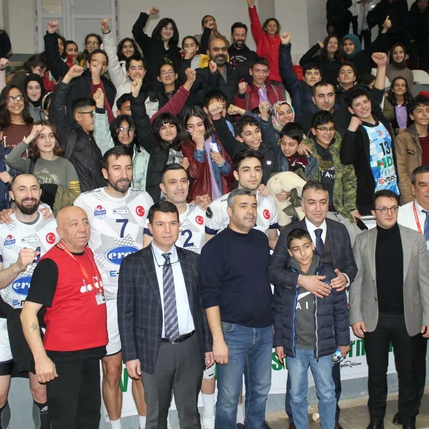 ikoglanogluiho's tweet photo. Öğrencilerimiz takımimizi maçın başından sonuna destekledi. Maç sonunda ogrencilerimizin sevincine ortak olup öğrencilerimizle fotoğraf çektiren satın valimiz Oktay Çagatay'a teşekkür ederiz..
@BitlisValiligi
@Bitlis_Mem
@AdilcevazM https://t.co/L5Y3neyJIW