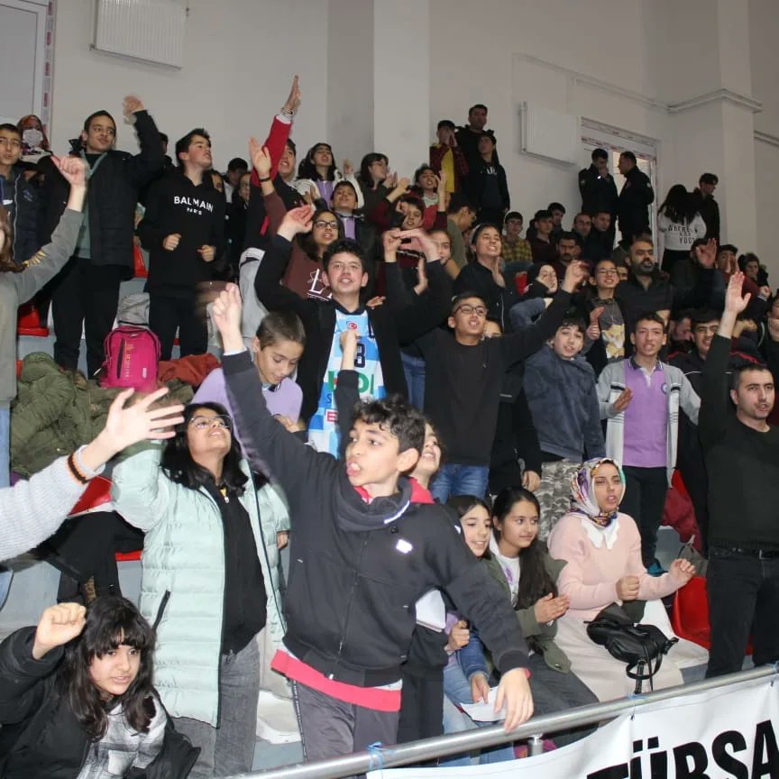ikoglanogluiho's tweet photo. Öğrencilerimiz takımimizi maçın başından sonuna destekledi. Maç sonunda ogrencilerimizin sevincine ortak olup öğrencilerimizle fotoğraf çektiren satın valimiz Oktay Çagatay'a teşekkür ederiz..
@BitlisValiligi
@Bitlis_Mem
@AdilcevazM https://t.co/L5Y3neyJIW