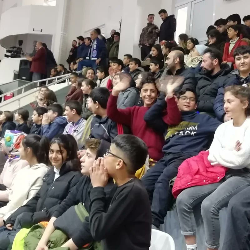 Öğrencilerimiz takımimizi maçın başından sonuna destekledi. Maç sonunda ogrencilerimizin sevincine ortak olup öğrencilerimizle fotoğraf çektiren satın valimiz Oktay Çagatay'a teşekkür ederiz..
<a href="/BitlisValiligi/">Bitlis Valiliği</a>
<a href="/Bitlis_Mem/">Bitlis İl Milli Eğitim Müdürlüğü</a>
<a href="/AdilcevazM/">Adilcevaz İlçe Milli Eğitim Müdürlüğü</a>