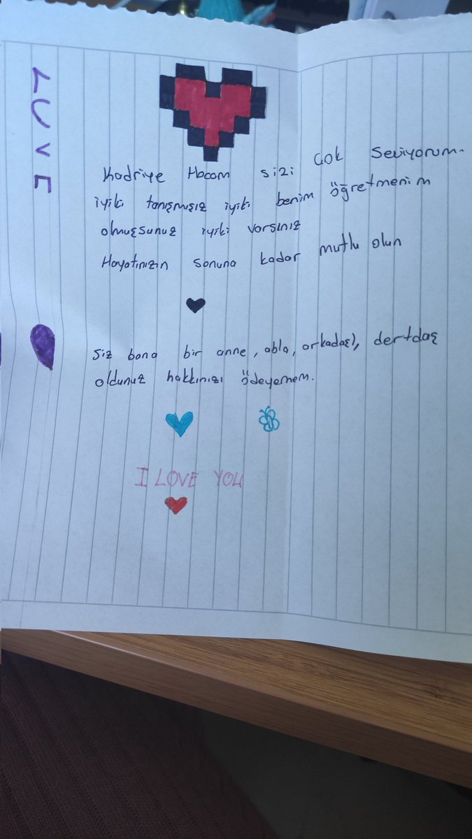 kadriyearac's tweet photo. Ben bu kapımın altından atılan notlar için o kadar mutlu oluyorum ki bütün gün musmutlu geziyorum🤭🤭🤭 https://t.co/dgMvp2bMOI