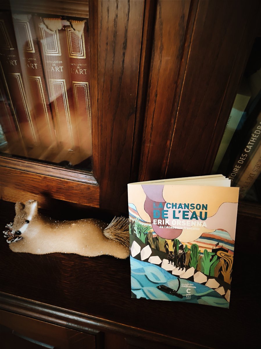 Noisette africaine 
📘La chanson de l'eau
✍️Erik Orsenna
🖨️@ECambourakis @mdc_confluences 

Un tout petit livre pour un grand fleuve d'humanité autour de la harpe ngombi. 

🐿️squirelito.blogspot.com/2023/01/unenoi…