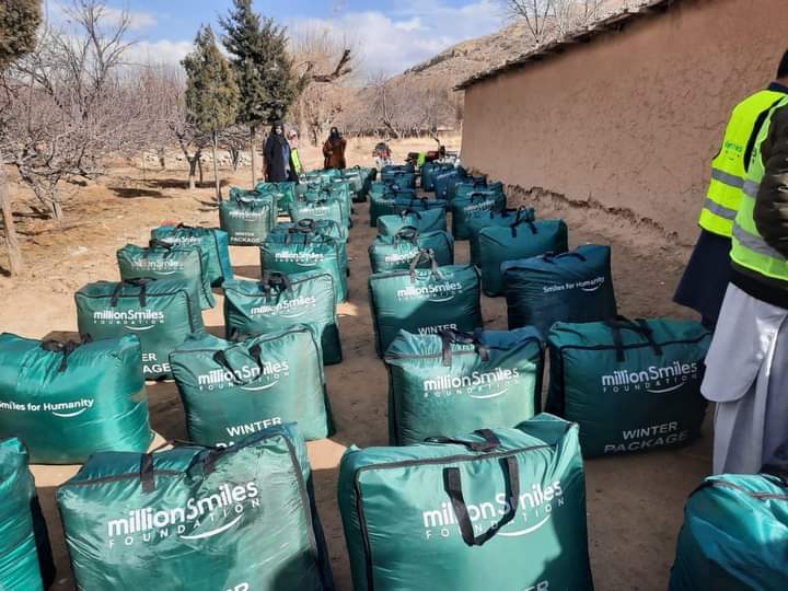 waseemsajjad345's tweet photo. “The sole meaning of life is to serve humanity.” – Leo Tolstoy
#MSF_WinterDrive 
@DanishRafiq_ @AkhtarActivist @MillionSmilesPK #MillionSmiles
#humanity https://t.co/yOwZarTvl6