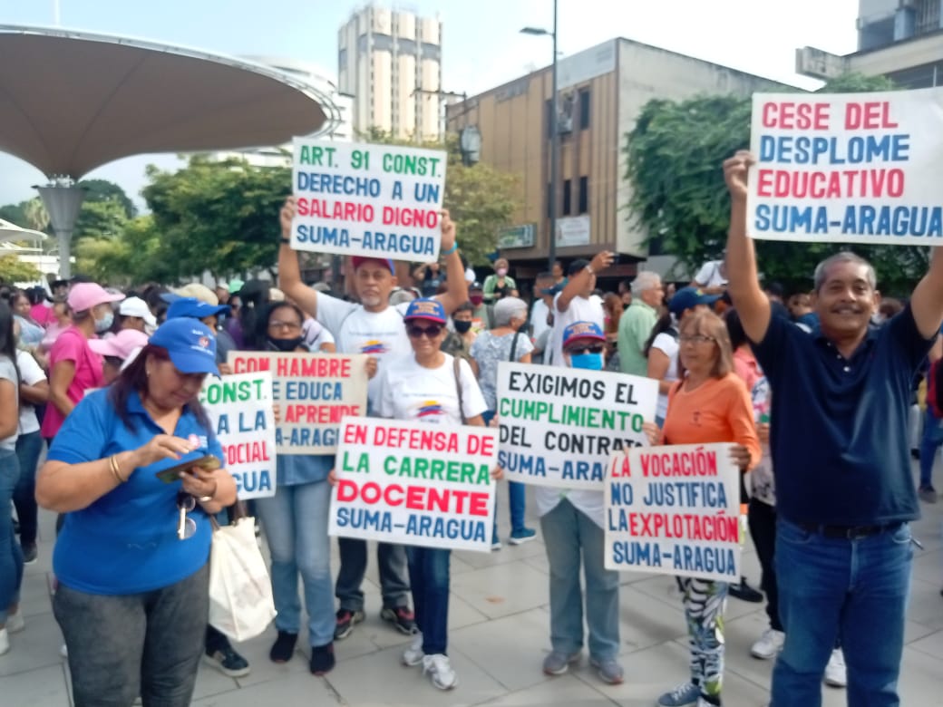 niumanp's tweet photo. #VenezuelaEnDesobediencia magisterio aragueño se rebela contra el hambre la miseria y la desprotección social que ha sembrado el chavismo https://t.co/XoFCRRs5QP