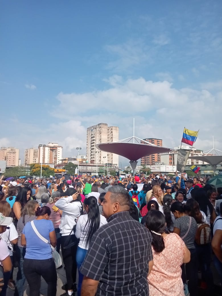 niumanp's tweet photo. #VenezuelaEnDesobediencia magisterio aragueño se rebela contra el hambre la miseria y la desprotección social que ha sembrado el chavismo https://t.co/XoFCRRs5QP