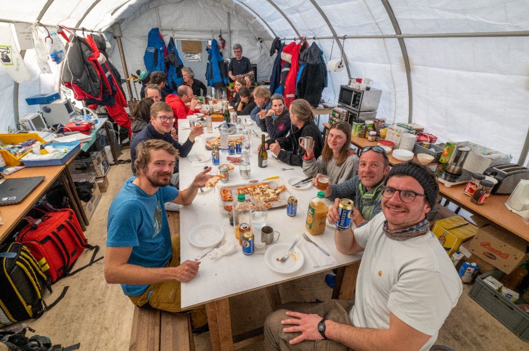 The meeting with French traverse guys was celebrated with pizza and beer! The drilling continues at a good pace: we have now reached 611 m of depth. Crackling and popping of ice cores as the pressure is released going up suggest that we may be reaching brittle ice!
©PNRA/IPEV