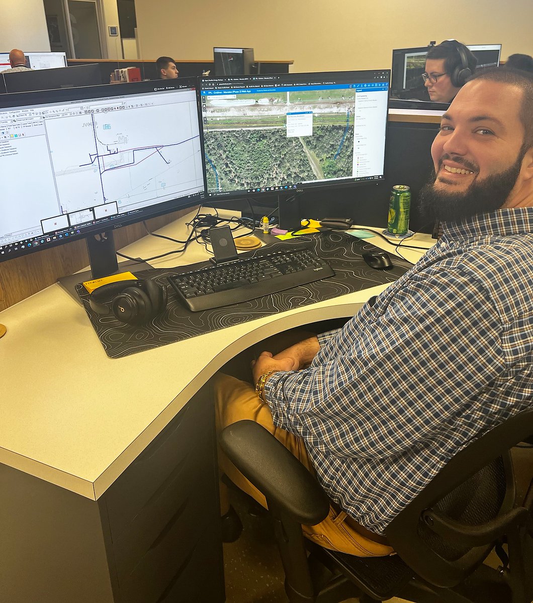 Pickett_USA's tweet image. Some of our team members heard it was National Clean Off Your Desk Day and decided to participate to help stay organized in their workspaces! We love all the clean desks 😍 

#NationalCleanOffYourDeskDay #cleanworkspaces #engineering #GIS #geospatial #surveying