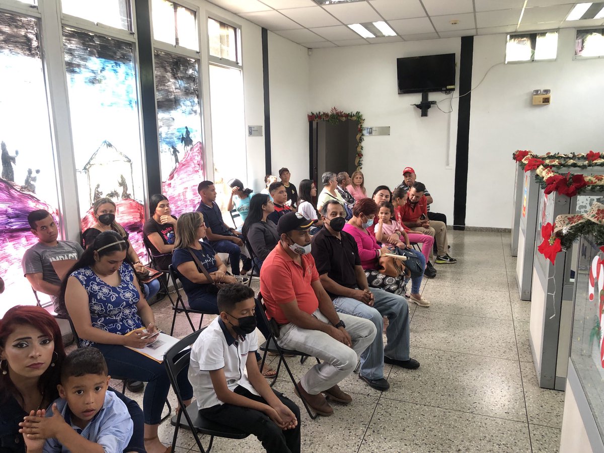 RrssTrujillo's tweet photo. #09Enero. @venezuelasaime. Seguimos atendiendo a nuestros usuarios. Los funcionarios Saime pestos para servir. El Saime es para el Pueblo! https://t.co/PLQBidmVi3