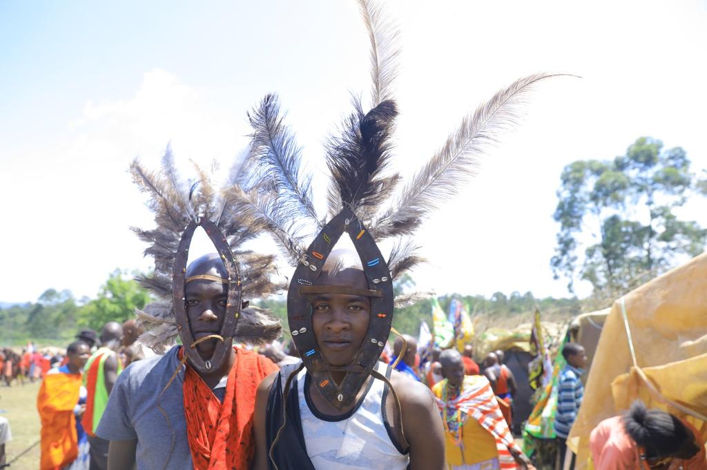 magicalkenya's tweet image. All about the masai rituals: Before their passage to elderhood, morans would hand over ushanga (beaded chain)to their mothers as appreciation for looking after them through their youth as witnessed in a ceremony  in Osinoni, Transmara in Narok. #magicalkenya #RediscoverTheMagic