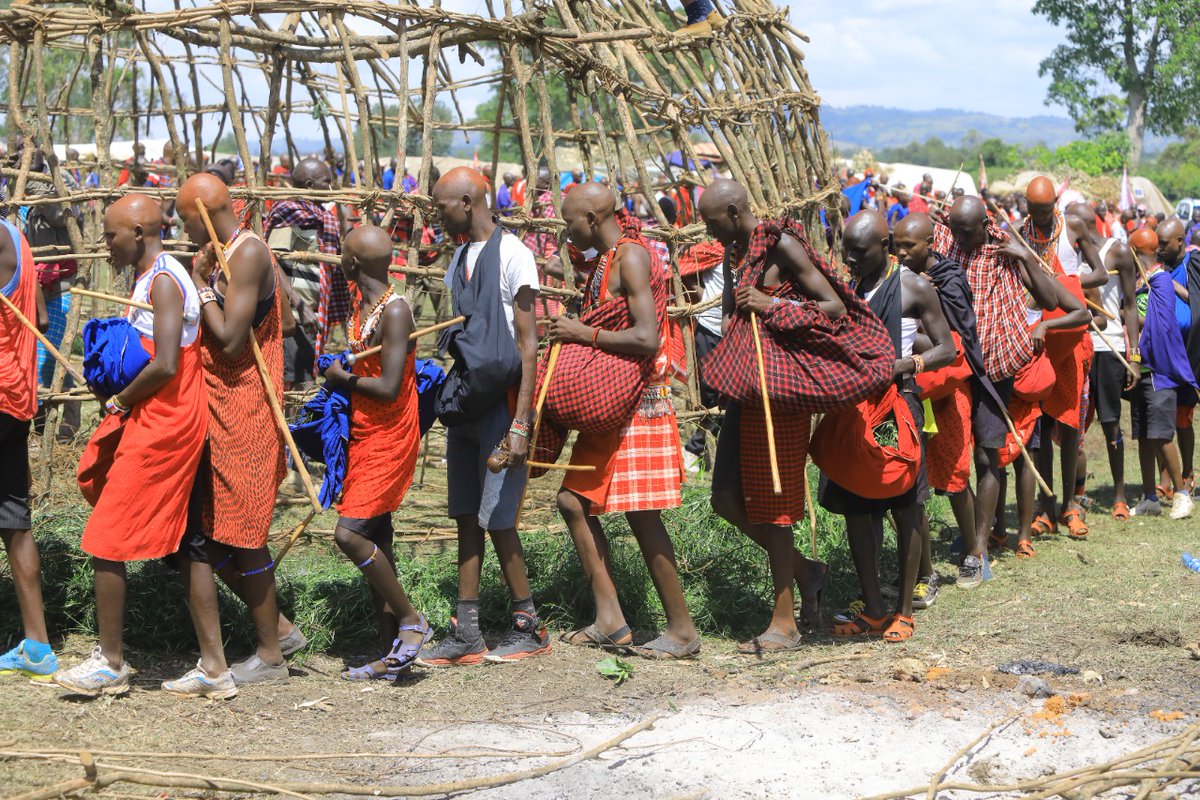 magicalkenya's tweet image. All about the masai rituals: Before their passage to elderhood, morans would hand over ushanga (beaded chain)to their mothers as appreciation for looking after them through their youth as witnessed in a ceremony  in Osinoni, Transmara in Narok. #magicalkenya #RediscoverTheMagic