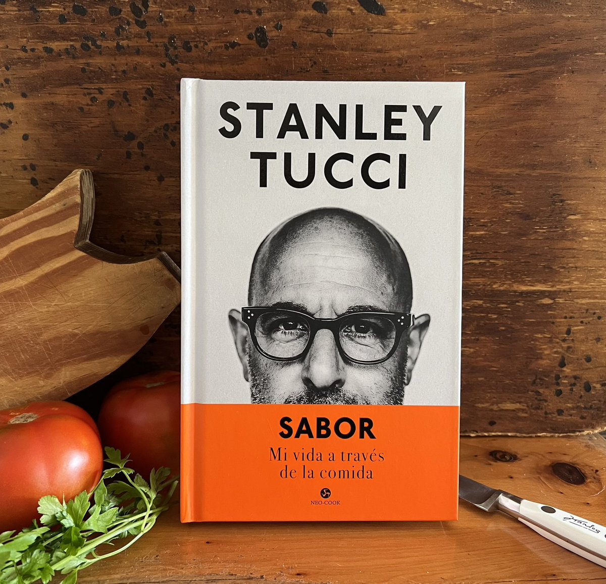 Hoy os voy a hablar de un libro fantástico. Sale a la venta el 25 de enero, pero se puede reservar y comprar en preventa ya (haréis bien en hacerlo 😊). 
Sabor. Mi vida a través de la comida.
De Stanley Tucci. (@Neo_Cook_Sounds)
Un canto a la cocina, la comida y la vida. 
Vamos: