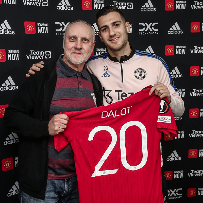 ManUtd's tweet photo. 🤝 We were delighted to welcome along a number of Reds to take part in our latest Fan Conference with @DalotDiogo... 

▶️ Head to the Man Utd app from 16:00 GMT to watch along in full.

#MUFC || #CarabaoCup