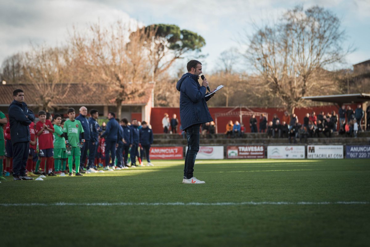 🎤 Deixeu-me agafar el micro, que em sentireu millor. Ser de l'Olot quan tot va bé és molt fàcil. Ara que perdem, potser no tant. Ens hem menjat descensos, decepcions, desil·lusions, patacades. Però seguim aquí. Dempeus, junts. I mireu quants. Un orgull més enllà de la pilota ♥️