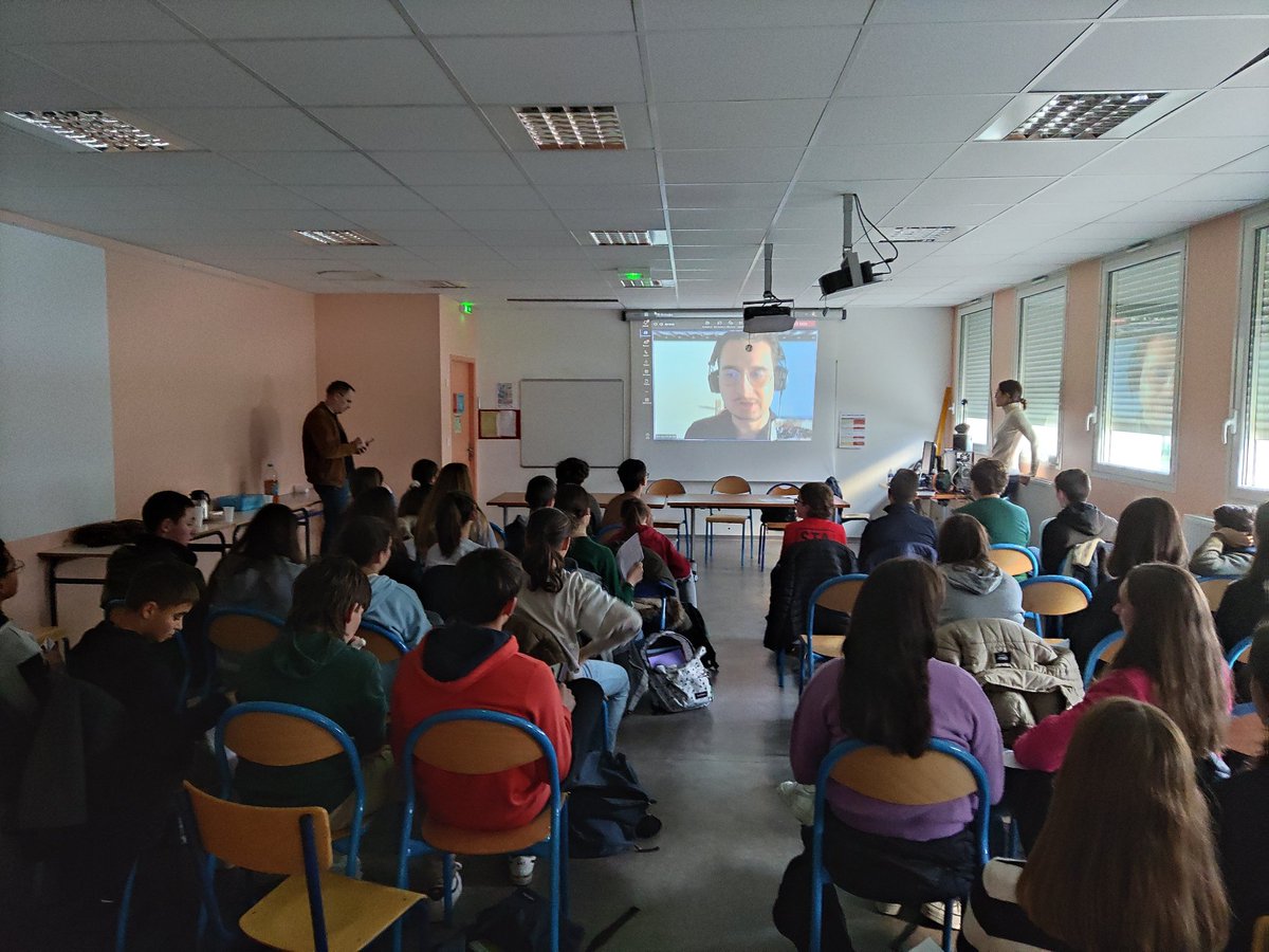 ▶️3ème et dernier échanges de cet après-midi de Résidence avec Tom Hannane de <a href="/NRJRadiosDigit/">NRJRadiosDigit</a> 📻🔘  <a href="/canope_32/">Canopé Gers</a> <a href="/JessieClaireOf/">Jessie Claire</a> 
Merci à ces trois professionnels d'avoir parlé de leur métier et du rôle du journaliste. Des moments riches et passionnants pour 4ème 😁