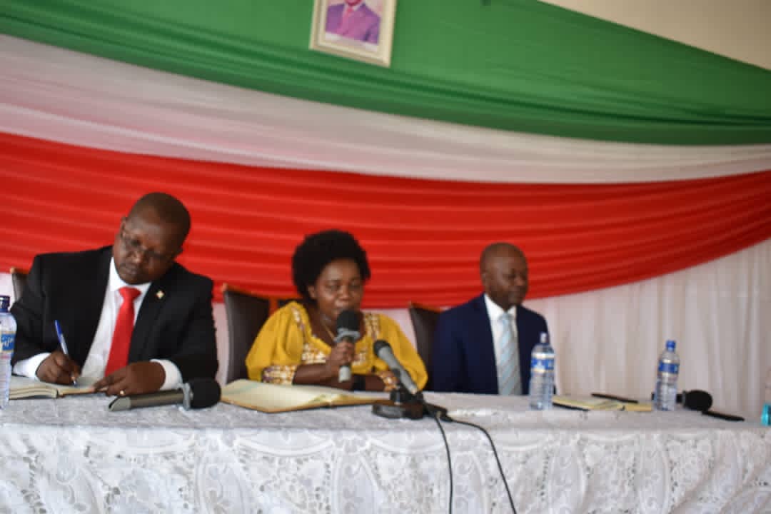 BubanzaCommune2's tweet photo. #Burundi:Ce lundi le 9/1/2023,Le Ministre de @MdnacBi  @TribertMutabazi et la Ministre de @GenreMinistere @Sabushimike_Ime Ont effectué une descente à @BubanzaProvince pour recceuillir et résoudre les problèmes de la population de ladite Province.
#Bubanza.
#Ayiwacu https://t.co/YDx7zqKXmx