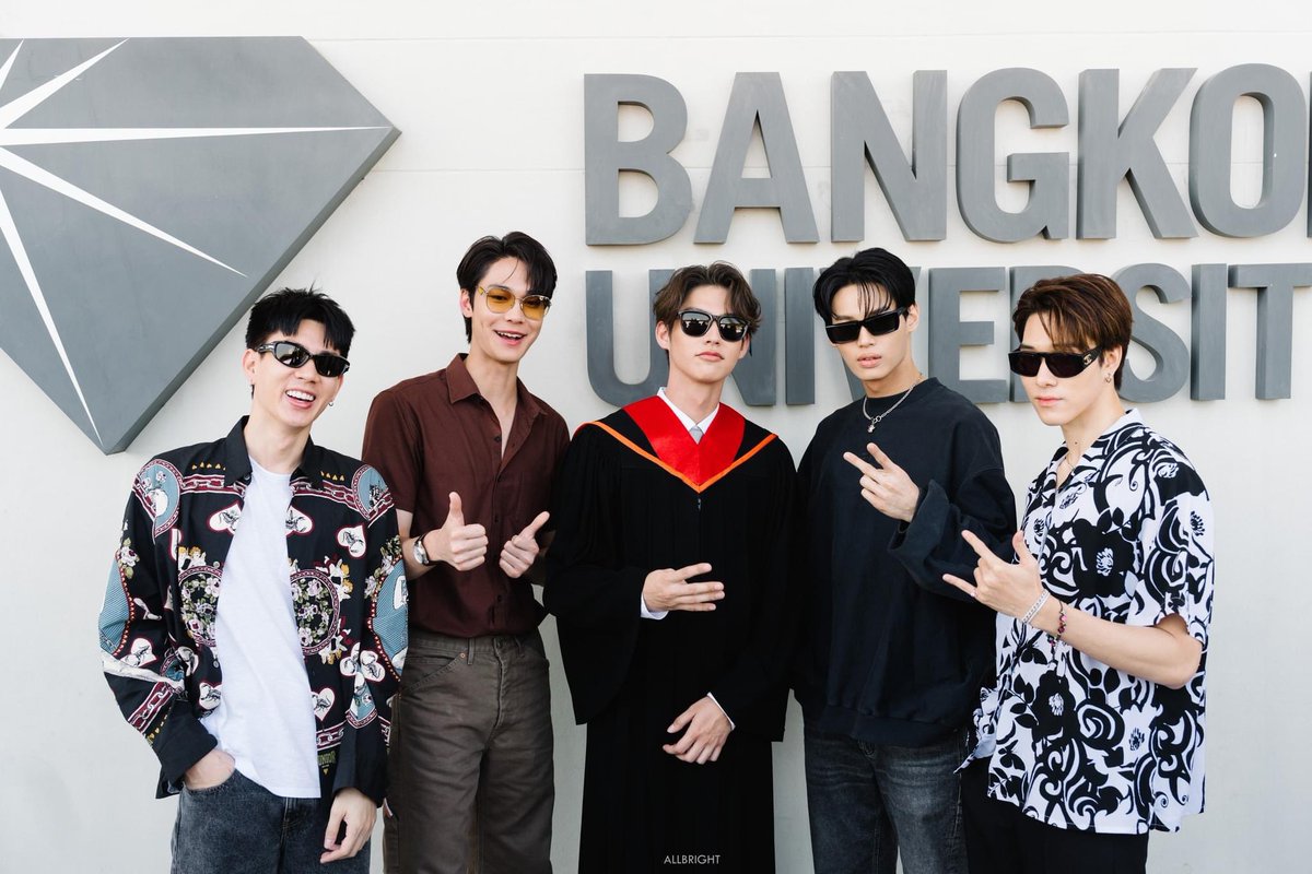 brightwin_ofc's tweet photo. 😂😂😂
#winmetawin #bbrightvc #offjumpol #dew_jsu #hirunkit_ #BrightWin #ไบร์ทวิน #BrightGraduation https://t.co/HSpGQ2eFJJ