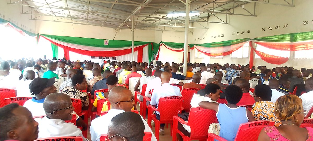 BubanzaCommune2's tweet photo. #Burundi:Ce lundi le 9/1/2023,Le Ministre de @MdnacBi  @TribertMutabazi et la Ministre de @GenreMinistere @Sabushimike_Ime Ont effectué une descente à @BubanzaProvince pour recceuillir et résoudre les problèmes de la population de ladite Province.
#Bubanza.
#Ayiwacu https://t.co/YDx7zqKXmx