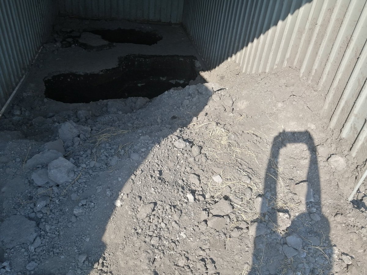 dul21l86's tweet photo. @Alcaldia_Coy @SacmexCDMX solicitamos su apoyo para que se termine de reparar este problema del drenaje que solo llegaron, hicieron el hoyo y nada más, tiene mínimo 4 meses así y no le han dado solución hasta el momento, ubicación andadores 3 y 5 de María del Mar,estacionamiento. https://t.co/Bklk3vixAh