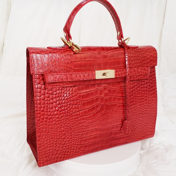 So good I had to share! Check out all the items I'm loving on <a href="/Poshmarkapp/">Poshmark</a> from <a href="/Natalies_Closet/">Natalie's NY Closet</a> #poshmark #fashion #style #shopmycloset #hastingandsmith #alaindefrancecueros: posh.mk/RYxHWdiV7rb