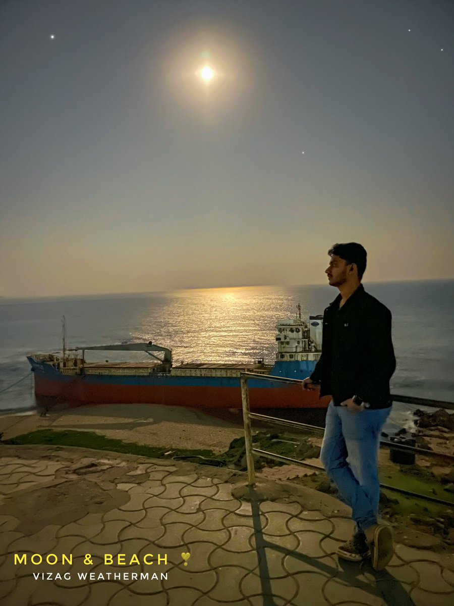vizagweatherma9's tweet photo. Beautiful Moon and Beach at Tennati Park. Just loved it 😍 #Vizag #IphoneNightMode https://t.co/twPtIzZQAX