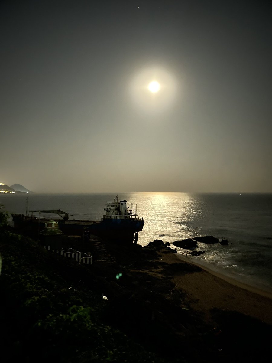 vizagweatherma9's tweet photo. Beautiful Moon and Beach at Tennati Park. Just loved it 😍 #Vizag #IphoneNightMode https://t.co/twPtIzZQAX