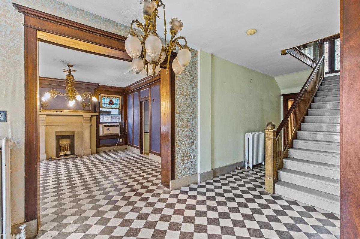 Eric_Erins's tweet photo. I’m losing my mind over this $225K house in Saint Louis. https://t.co/xXvWDPe9Fe https://t.co/9NeDpJh8V4
